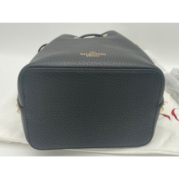 NEW VALENTINO BLACK GRAIN LEATHER ROCKSTUD BUCKET SHOULDER BAG PURSE NWT - Picture 11 of 14